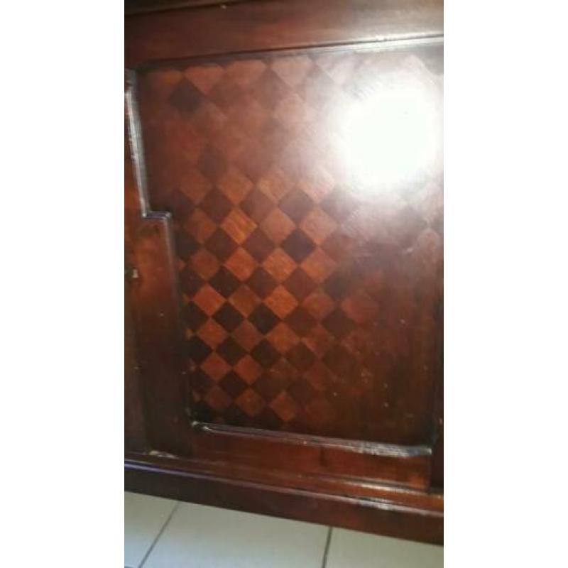 Antieke mahoniehouten kast