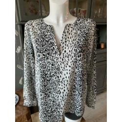 Leuke gladde top met panterprint Jacqueline de Yong maat S