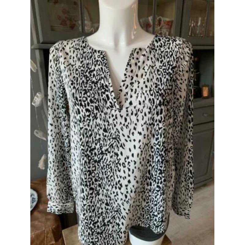 Leuke gladde top met panterprint Jacqueline de Yong maat S