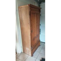 Antieke kast (gebruikt als inbouwkast) MOET WEG