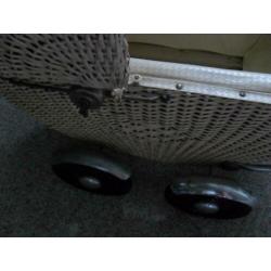 mooie oude poppenwagen