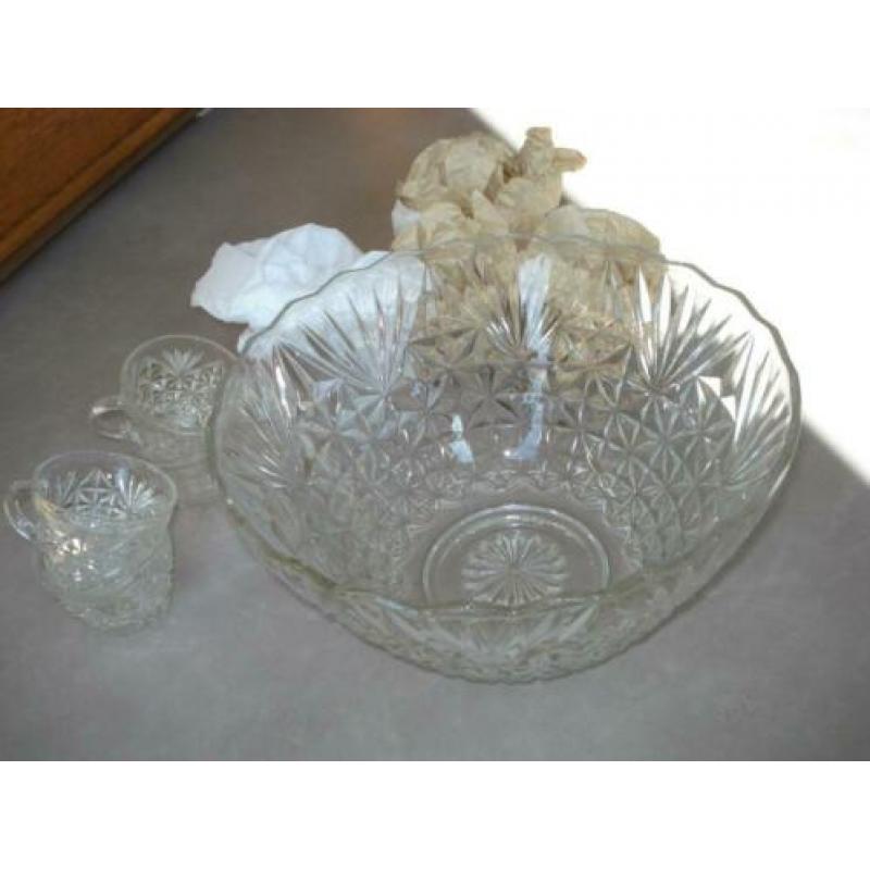 Bowl schaal met 12 glazen en opscheplepel, '50 - '60