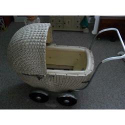 mooie oude poppenwagen