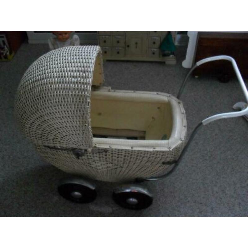 mooie oude poppenwagen