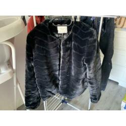 Nieuwe fauxfur jas, nooit gedragen maat S