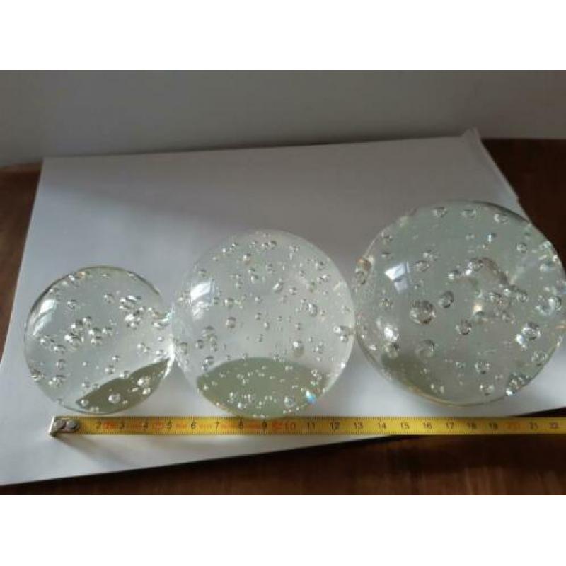 Presse papier, 3 glasobjecten glasbollen.