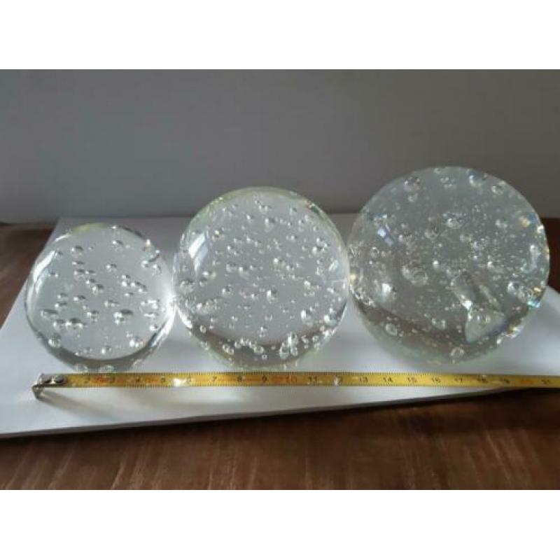 Presse papier, 3 glasobjecten glasbollen.