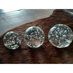 Presse papier, 3 glasobjecten glasbollen.