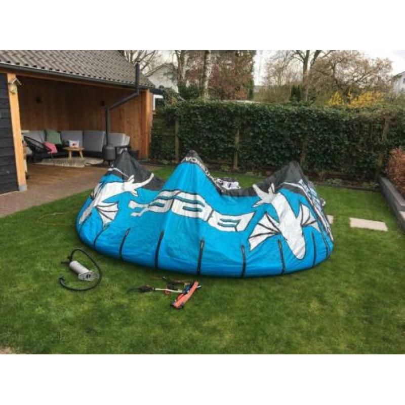 Complete set: 2 kites, board, bar, trapeze en pomp.