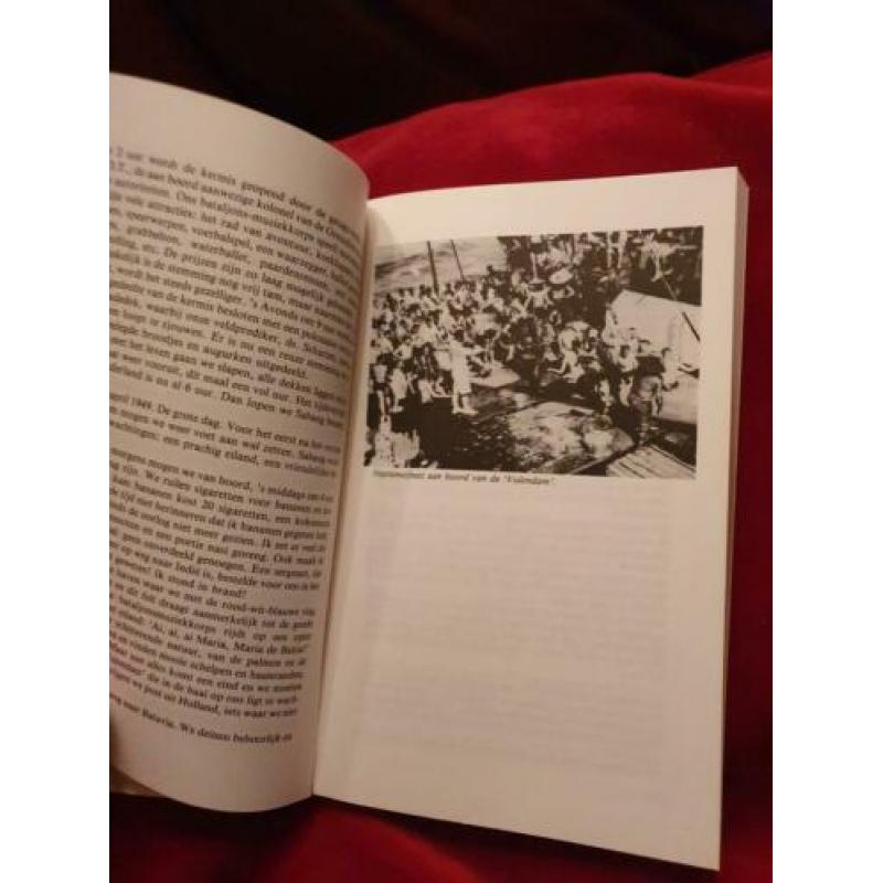 De heren worden bedankt. Met vergeten leger in Indië 1949-50
