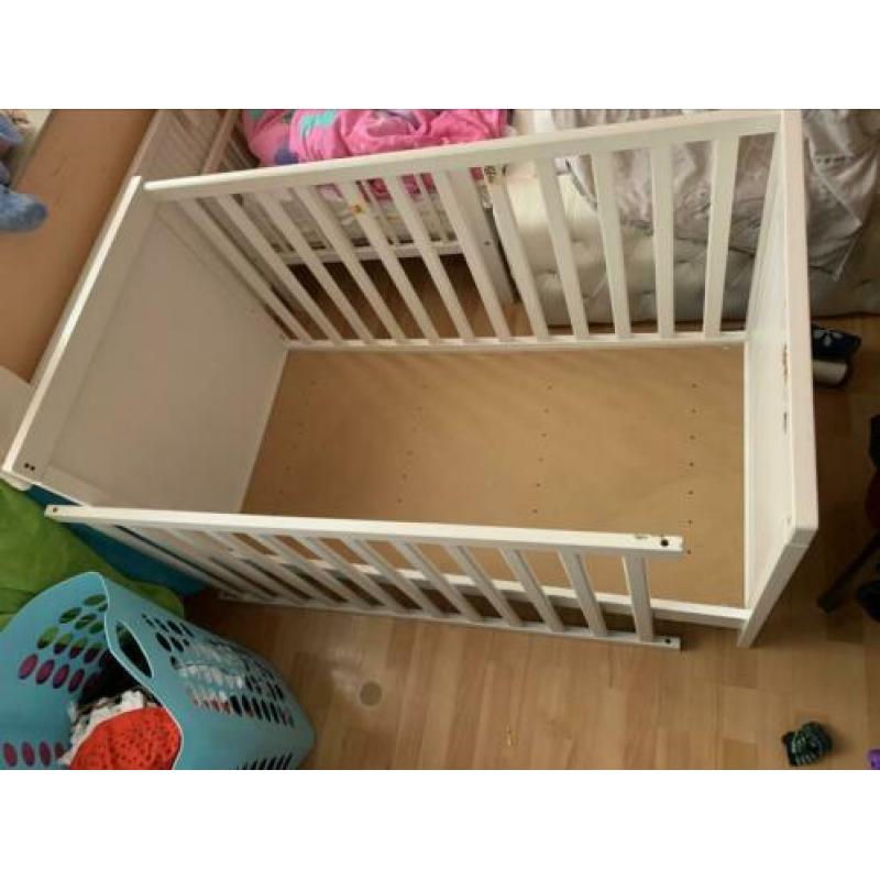 Sundvik ikea babybed ledikant meegroei verstelbaar wit