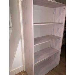 Witte kast met planken