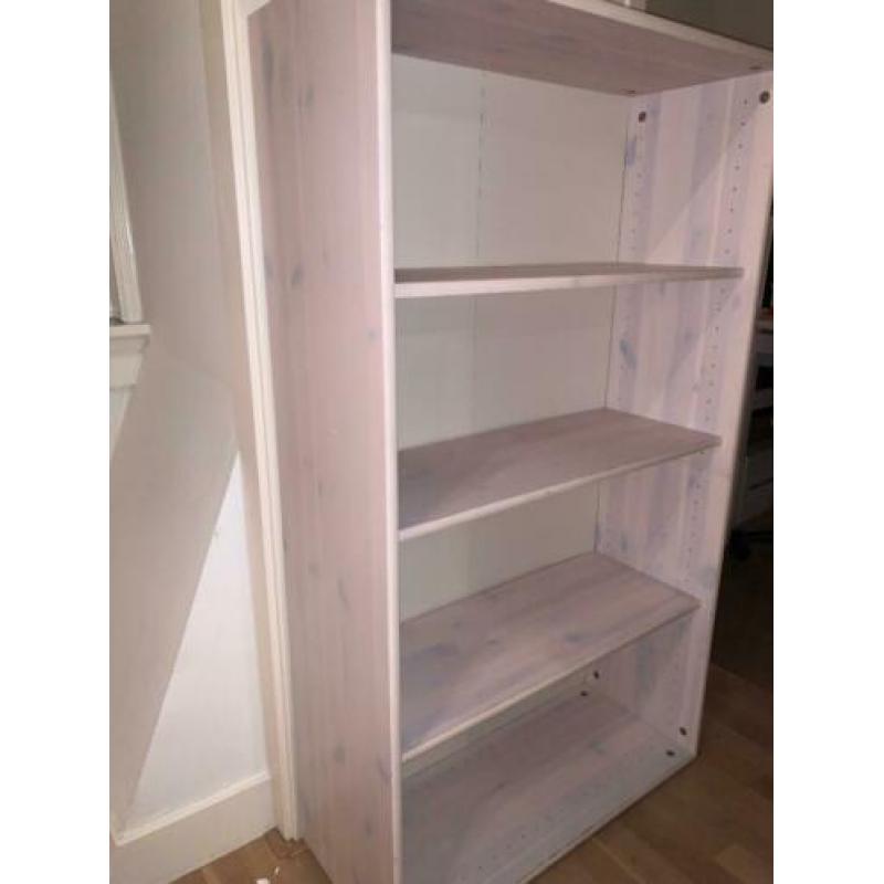 Witte kast met planken