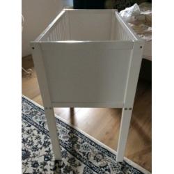 Fijn wit houten wiegje MET matras en hoeslakens