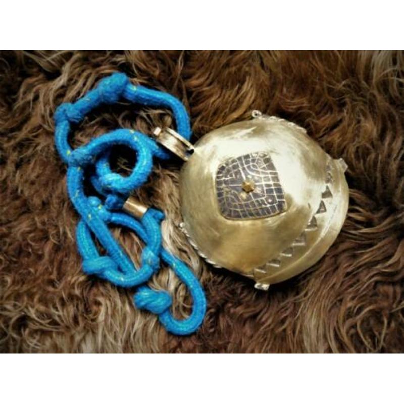 Grote koebel afkomstig uit Tibet met blauw koord.