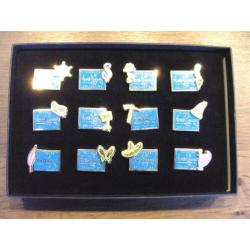 Collectie van 12 WDCC pins met jaartekens