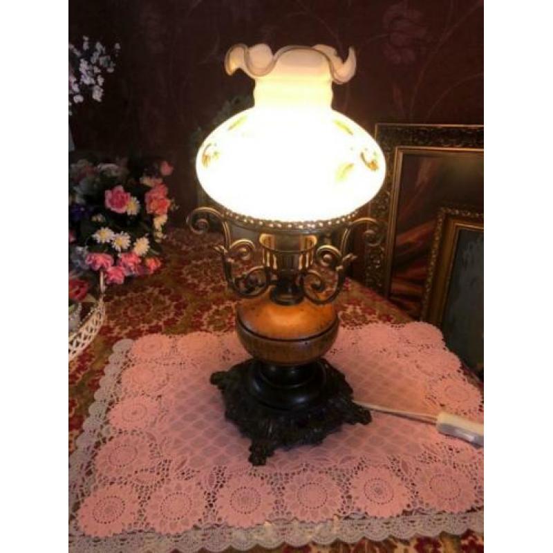 Brocante olielamp/tafellamp olie lamp messing brons,kap glas