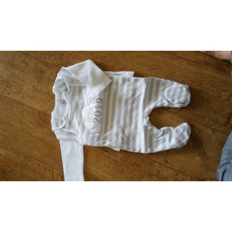 Babykleertjes maar 56