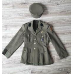 Militaire jas en pet met emblemen op jas, eerste luitenant