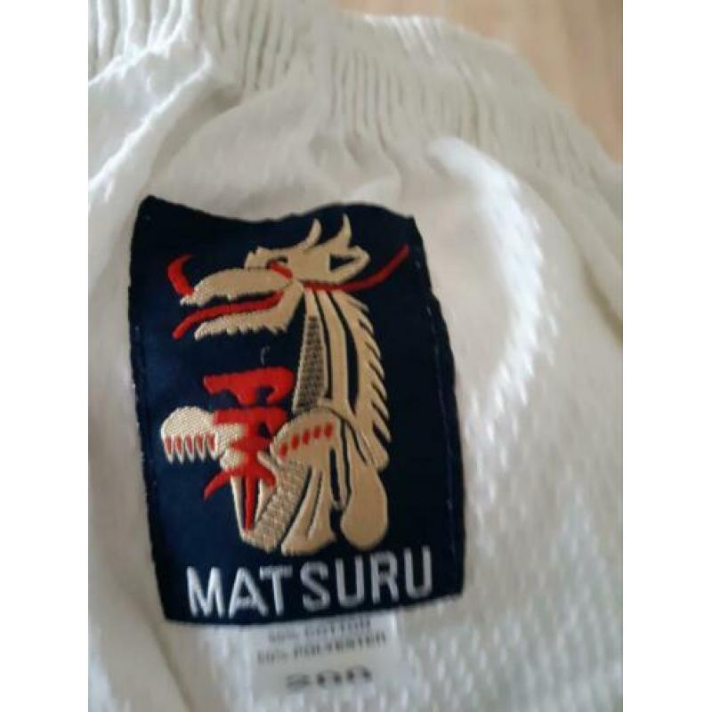 Matsuru Karate pak + wedstrijdoutfit