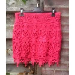 Mooi roze minirokje met kant maat M zgan