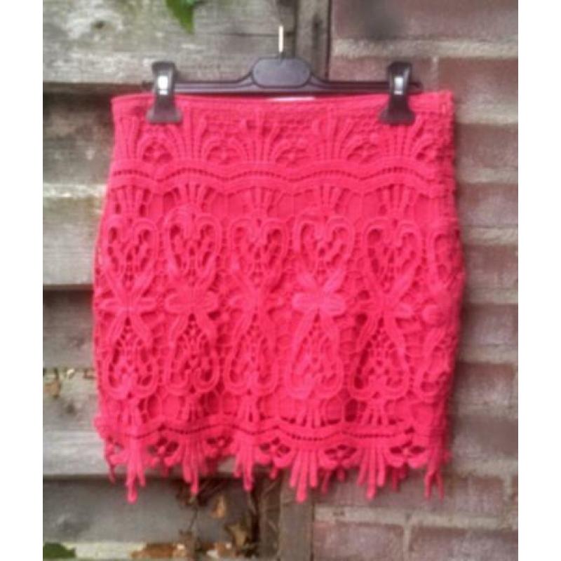 Mooi roze minirokje met kant maat M zgan