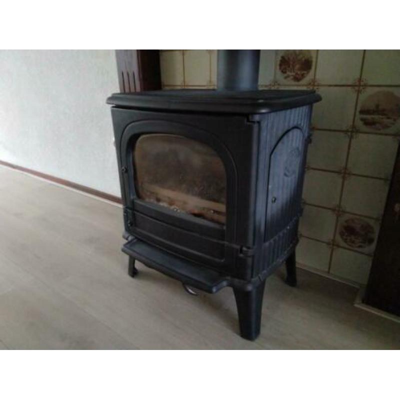 Gratis 4 kuub hout met gietijzeren houtkachel - DRU 64CB