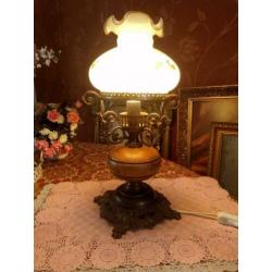 Brocante olielamp/tafellamp olie lamp messing brons,kap glas