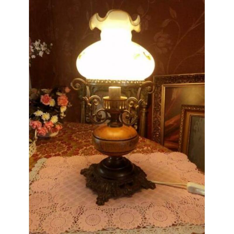 Brocante olielamp/tafellamp olie lamp messing brons,kap glas