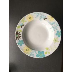 Diepe borden 7 stuks servies
