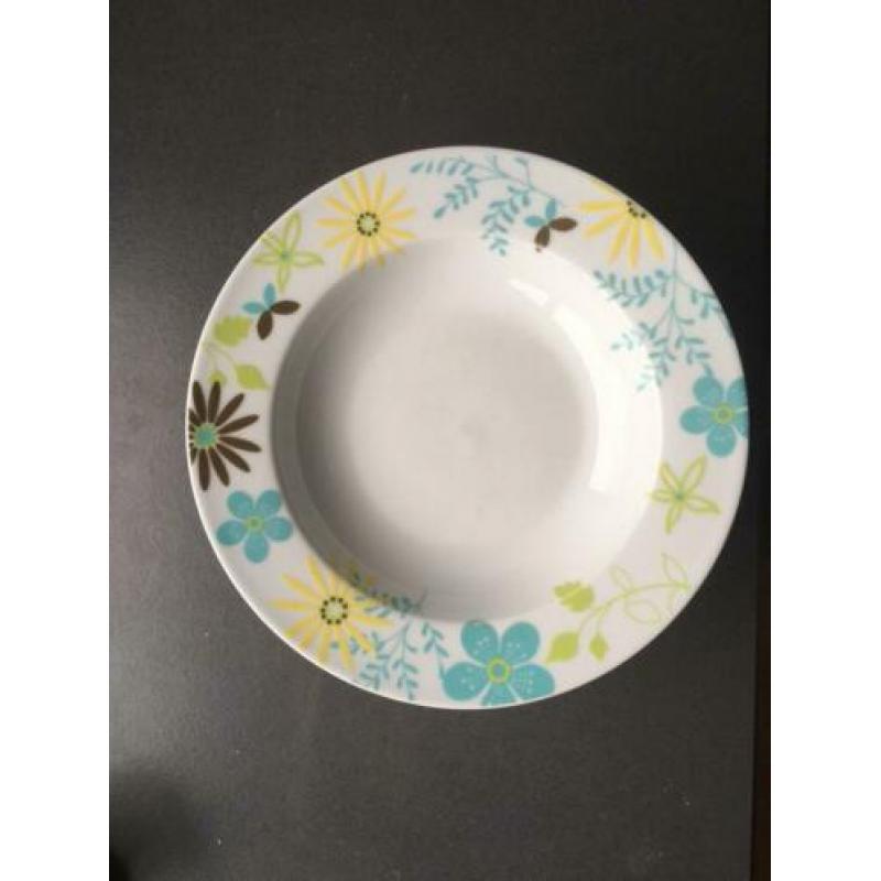 Diepe borden 7 stuks servies