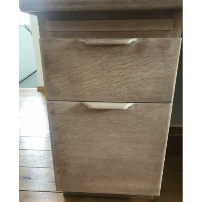 Mooi white wash bureau!