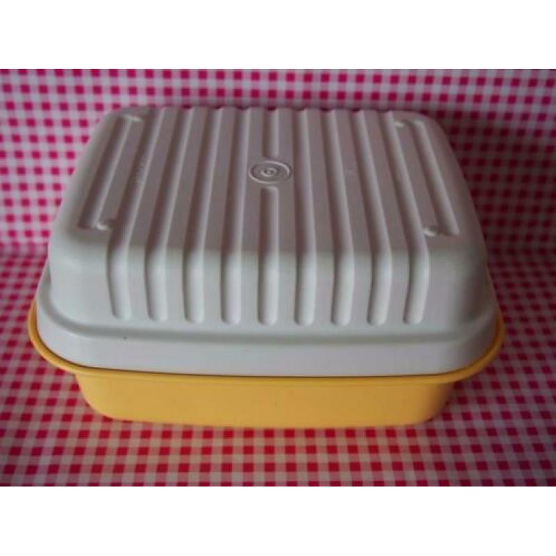 038) Kornuit of kaasdoos, gebruikt; en meer Tupperware