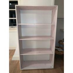 Witte kast met planken