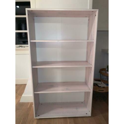 Witte kast met planken