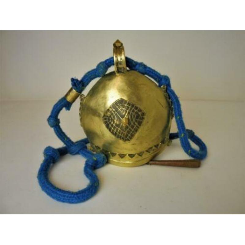 Grote koebel afkomstig uit Tibet met blauw koord.