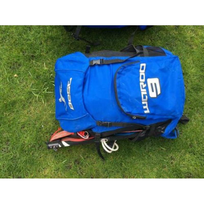 Complete set: 2 kites, board, bar, trapeze en pomp.