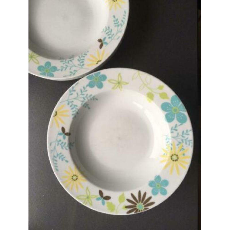 Diepe borden 7 stuks servies