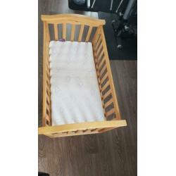 Geuther blank houten (schommel)wieg met event. matras, enz.