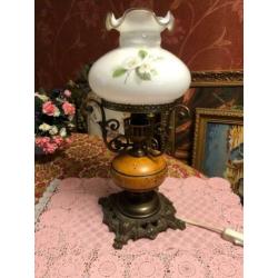 Brocante olielamp/tafellamp olie lamp messing brons,kap glas