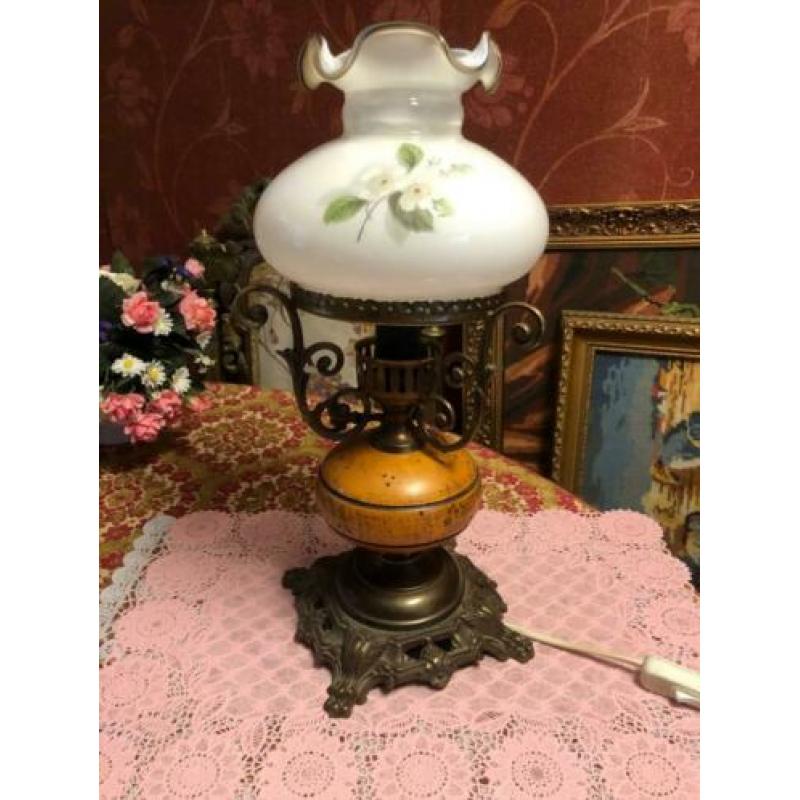 Brocante olielamp/tafellamp olie lamp messing brons,kap glas