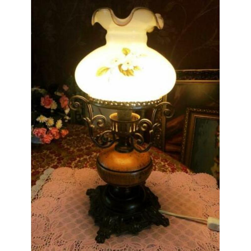 Brocante olielamp/tafellamp olie lamp messing brons,kap glas