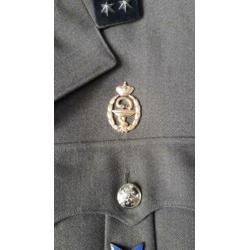 Militaire jas en pet met emblemen op jas, eerste luitenant