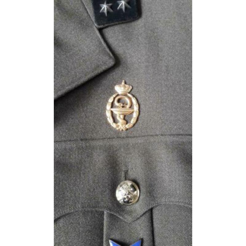 Militaire jas en pet met emblemen op jas, eerste luitenant