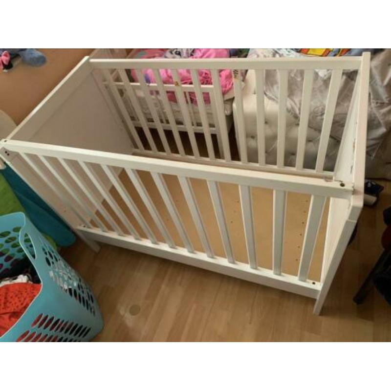 Sundvik ikea babybed ledikant meegroei verstelbaar wit