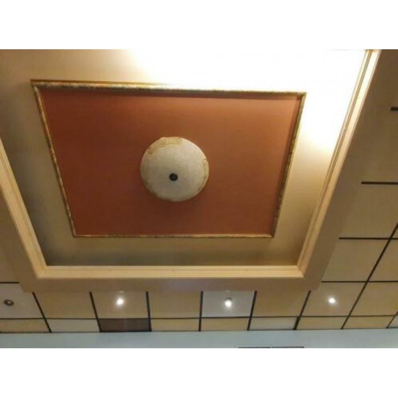 Wandlampen met spiegel en plafond lampen.