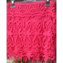 Mooi roze minirokje met kant maat M zgan