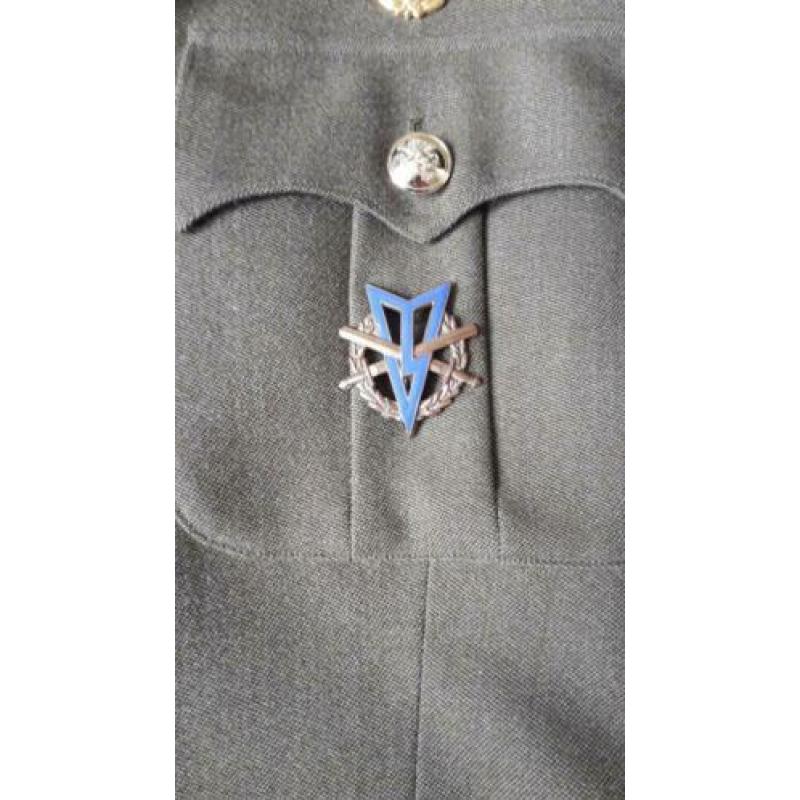 Militaire jas en pet met emblemen op jas, eerste luitenant