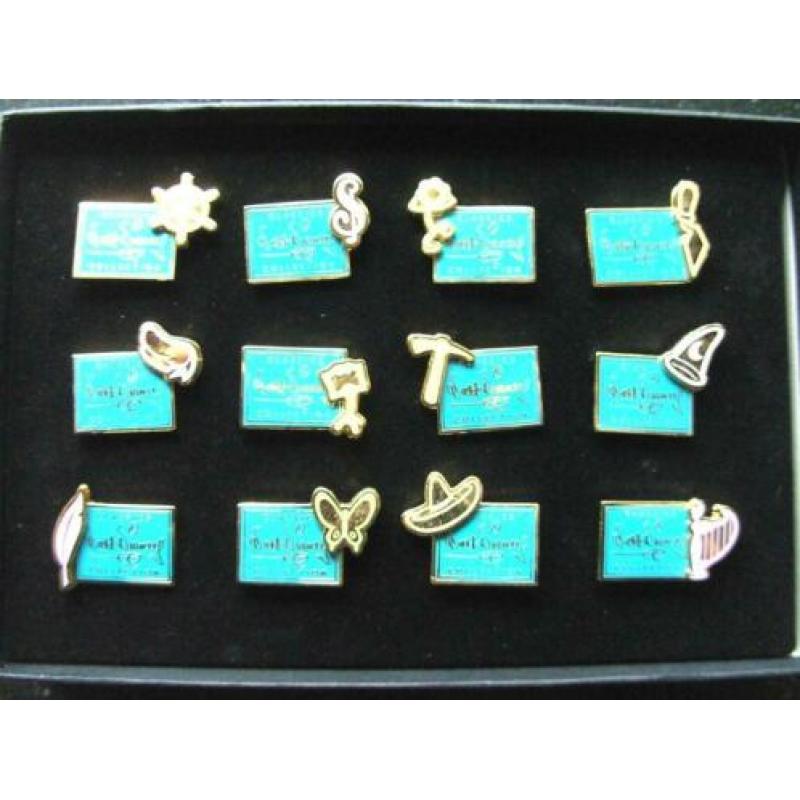 Collectie van 12 WDCC pins met jaartekens