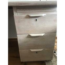 Mooi white wash bureau!